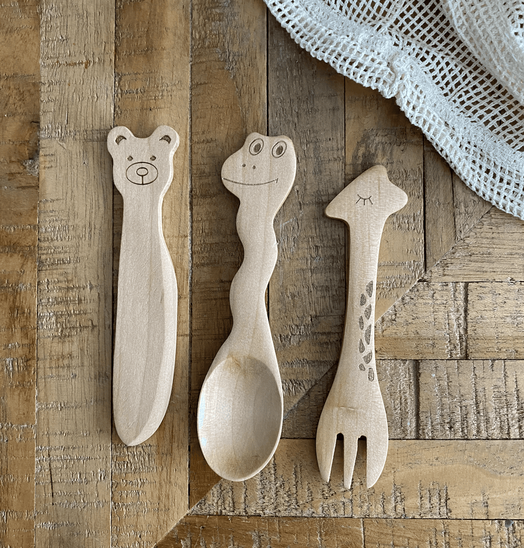 https://bewea.com/cdn/shop/products/smile-boutique-cutlery-children-s-bamboo-cutlery-set-travel-friendly-29833040724156_1024x.png?v=1650645341